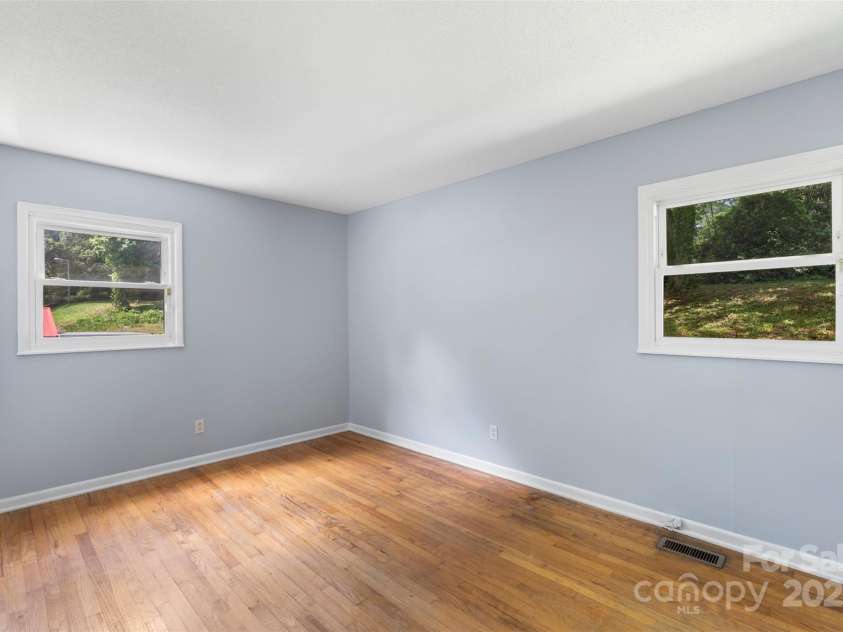 1075 Parkview Drive, Gastonia, NC 28054.  MLS# CAR4260732, YatesRealty ID 22456. 