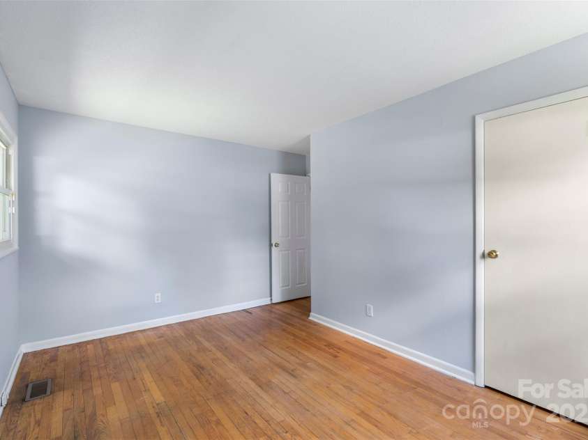 1075 Parkview Drive, Gastonia, NC 28054.  MLS# CAR4260732, YatesRealty ID 22456. 