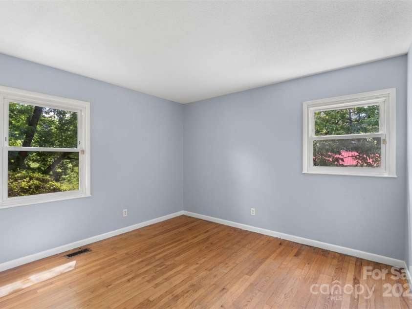 1075 Parkview Drive, Gastonia, NC 28054.  MLS# CAR4260732, YatesRealty ID 22456. 