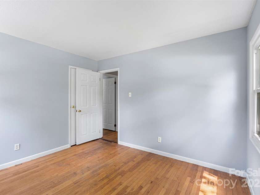 1075 Parkview Drive, Gastonia, NC 28054.  MLS# CAR4260732, YatesRealty ID 22456. 