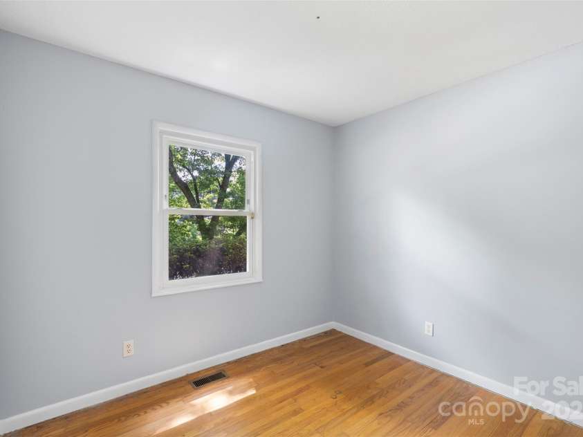 1075 Parkview Drive, Gastonia, NC 28054.  MLS# CAR4260732, YatesRealty ID 22456. 