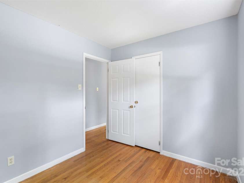 1075 Parkview Drive, Gastonia, NC 28054.  MLS# CAR4260732, YatesRealty ID 22456. 