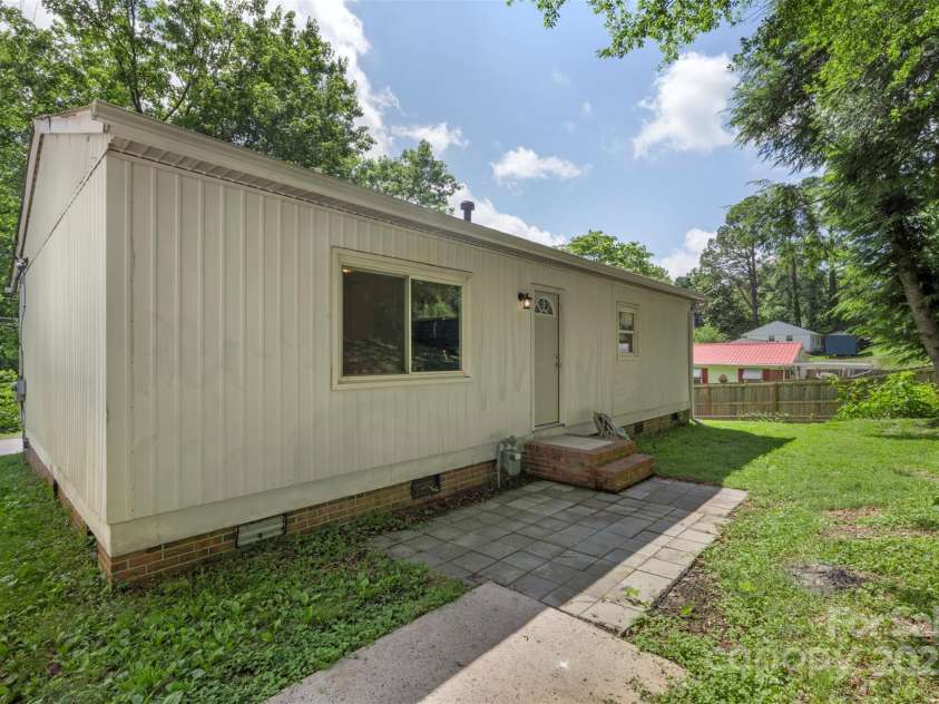 1075 Parkview Drive, Gastonia, NC 28054.  MLS# CAR4260732, YatesRealty ID 22456. 