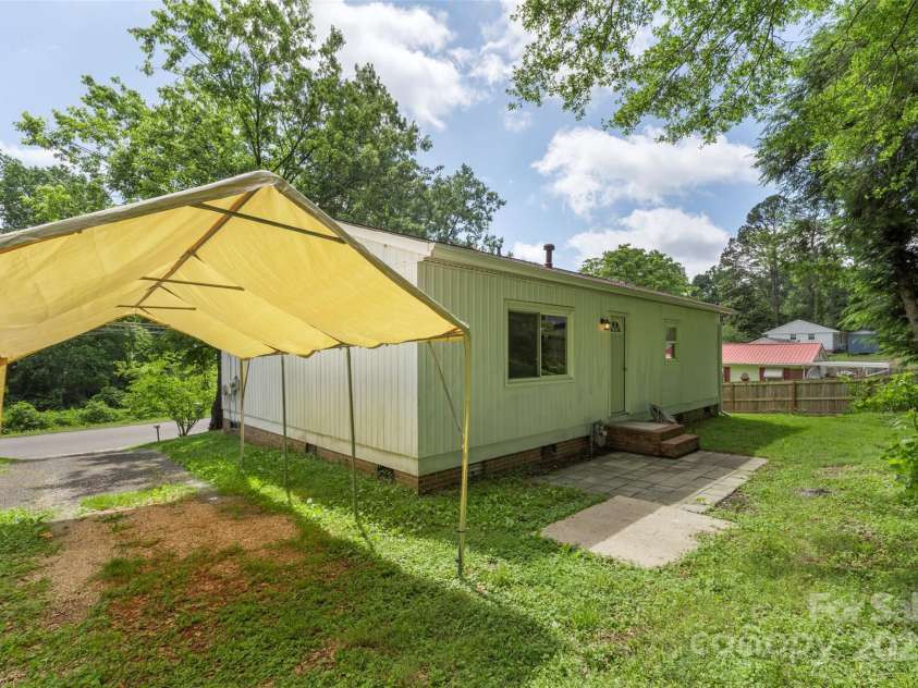 1075 Parkview Drive, Gastonia, NC 28054.  MLS# CAR4260732, YatesRealty ID 22456. 