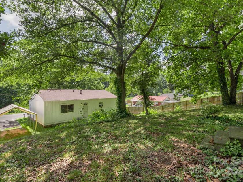 1075 Parkview Drive, Gastonia, NC 28054.  MLS# CAR4260732, YatesRealty ID 22456. 