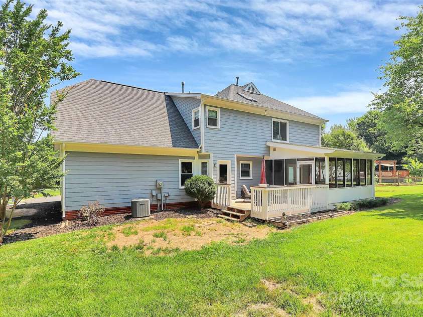 1011 Bydeford Court, Matthews, NC 28105.  MLS# CAR4266456, YatesRealty ID 22458. 