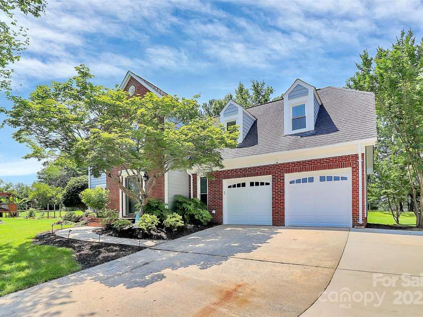 1011 Bydeford Court, Matthews, NC 28105.  MLS# CAR4266456, YatesRealty ID 22458. 