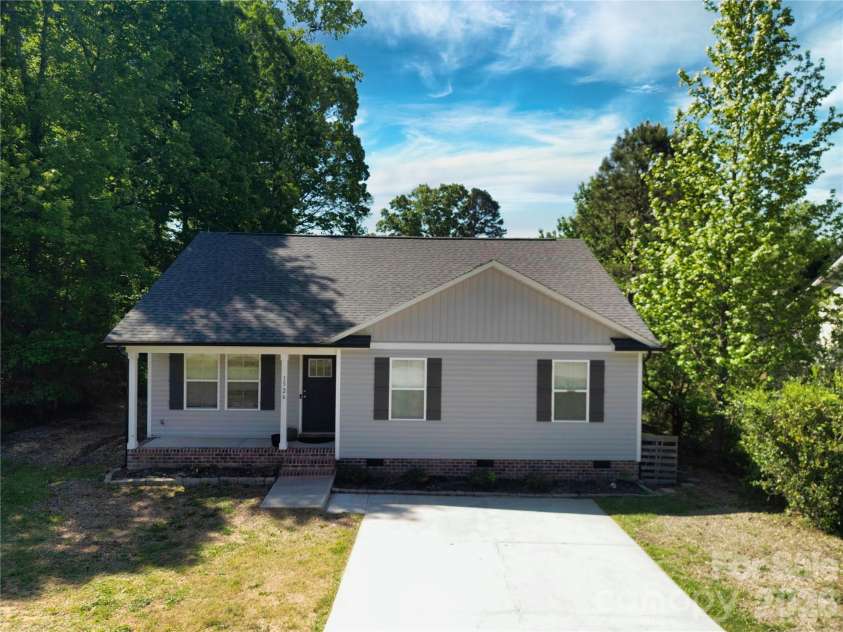 1526 Shepard Street, Kannapolis, NC 28083.  MLS# CAR4336339, YatesRealty ID 22458. 