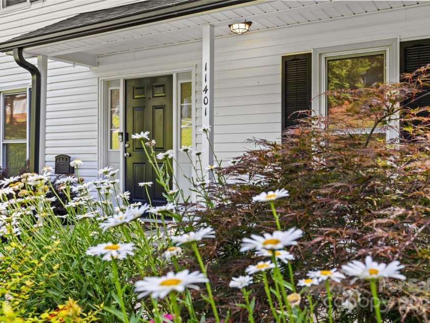 11401 Lone Star Circle, Charlotte, NC 28226.  MLS# CAR4273813, YatesRealty ID 22461. 