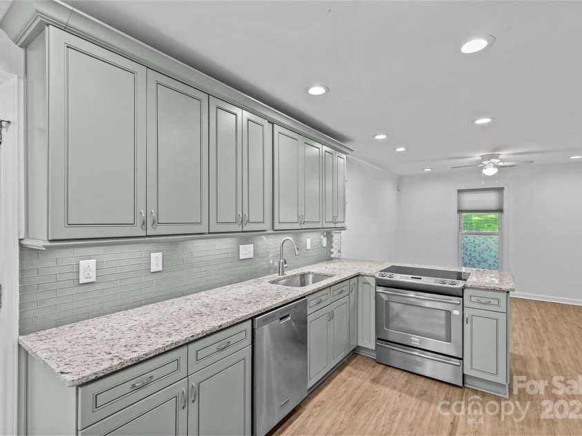 11401 Lone Star Circle, Charlotte, NC 28226.  MLS# CAR4273813, YatesRealty ID 22461. 