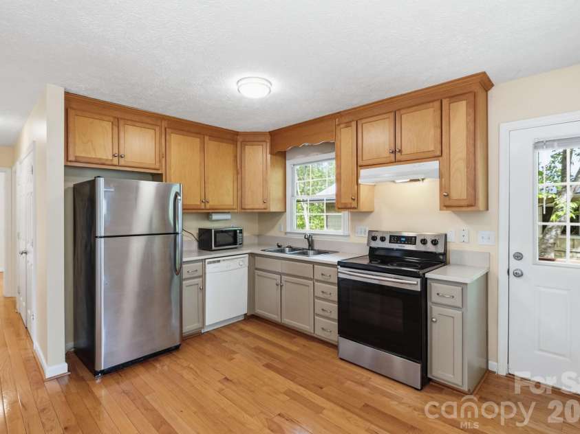 48 Mardell Circle, Asheville, NC 28806.  MLS# CAR4378796, YatesRealty ID 22461. Ample Cabinetry