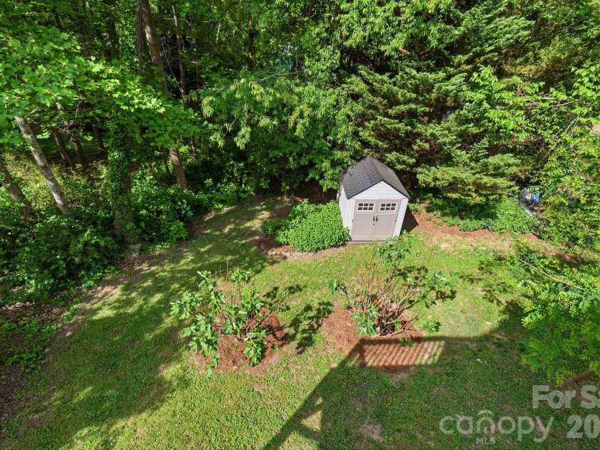 48 Mardell Circle, Asheville, NC 28806.  MLS# CAR4378796, YatesRealty ID 22461. Room for Table or Seating 