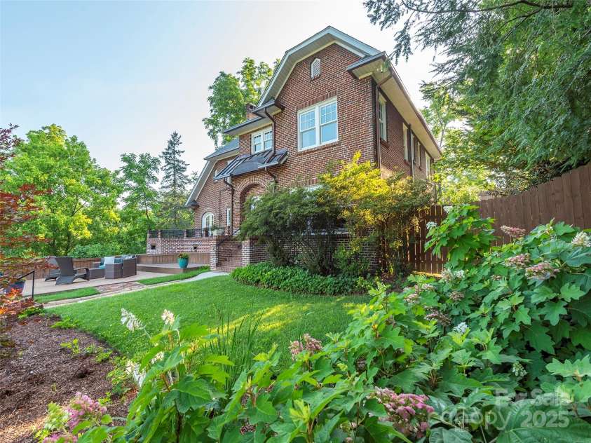 191 Murdock Avenue, Asheville, NC 28804.  MLS# CAR4274306, YatesRealty ID 22464. Front Yard