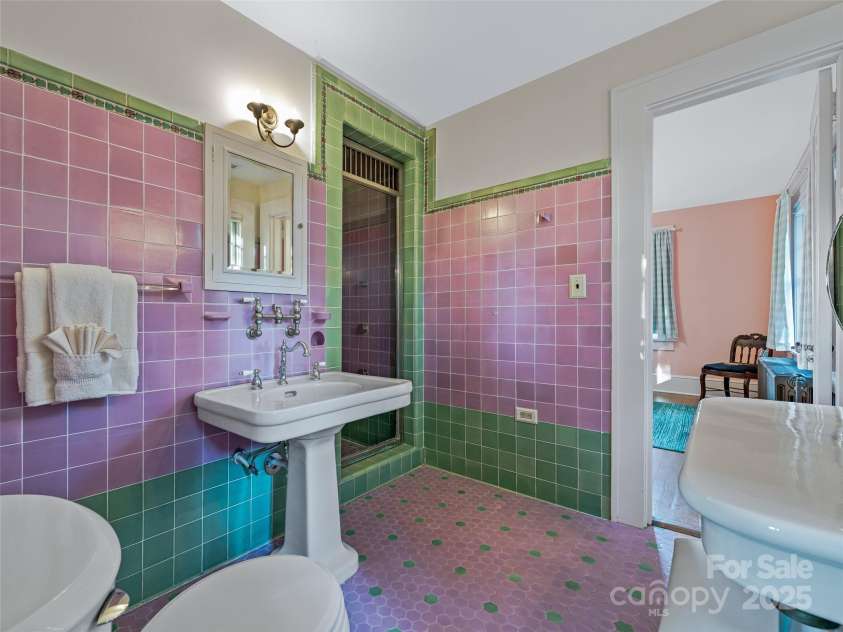 191 Murdock Avenue, Asheville, NC 28804.  MLS# CAR4274306, YatesRealty ID 22464. Jack and Jill Bathroom