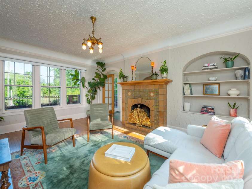 191 Murdock Avenue, Asheville, NC 28804.  MLS# CAR4274306, YatesRealty ID 22464. Living Room