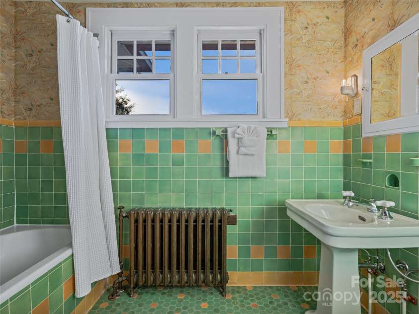 191 Murdock Avenue, Asheville, NC 28804.  MLS# CAR4274306, YatesRealty ID 22464. Primary Bathroom