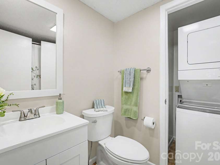 250 Sugar Gum Lane, Pinehurst, NC 28374.  MLS# CAR4376208, YatesRealty ID 22464. 2nd Bath