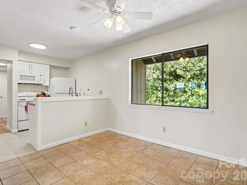 250 Sugar Gum Lane, Pinehurst, NC 28374.  MLS# CAR4376208, YatesRealty ID 22464. Dining