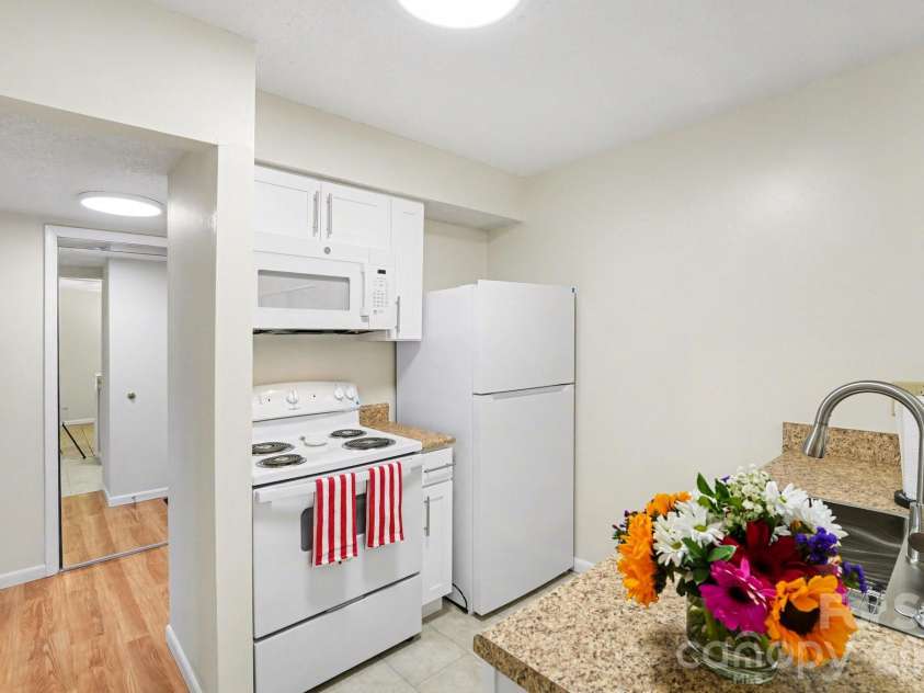 250 Sugar Gum Lane, Pinehurst, NC 28374.  MLS# CAR4376208, YatesRealty ID 22464. Kitchen