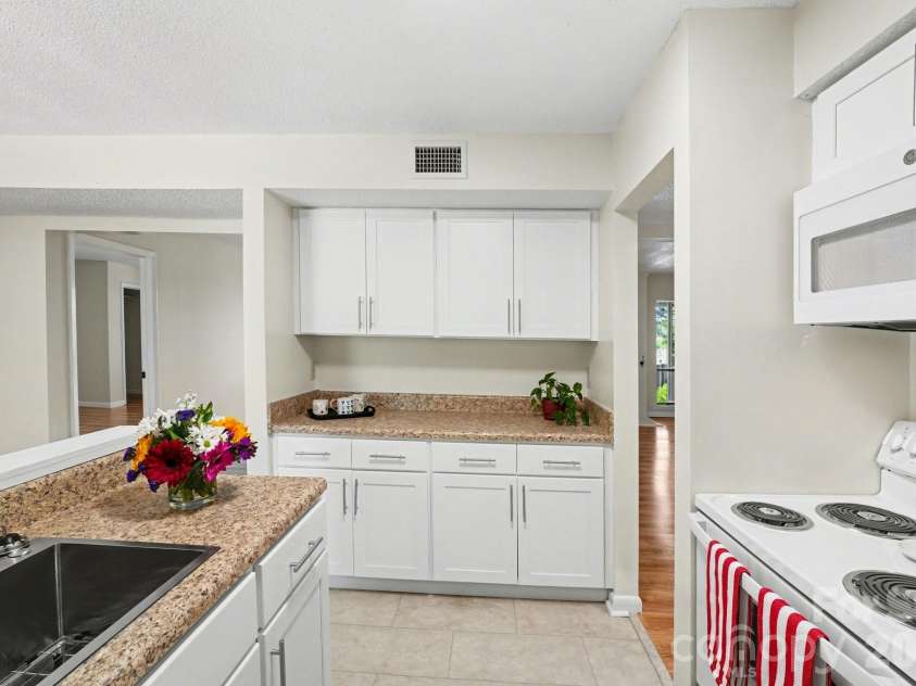 250 Sugar Gum Lane, Pinehurst, NC 28374.  MLS# CAR4376208, YatesRealty ID 22464. Kitchen