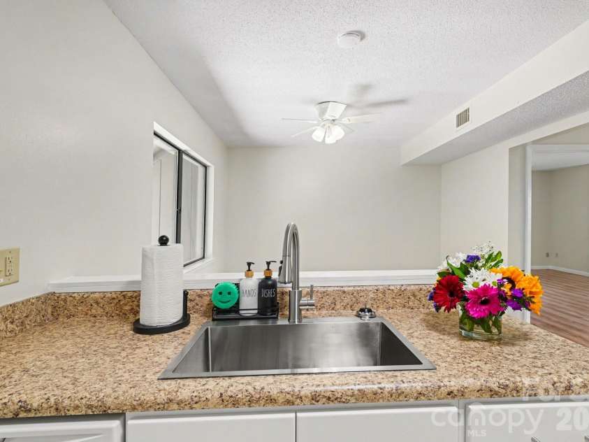 250 Sugar Gum Lane, Pinehurst, NC 28374.  MLS# CAR4376208, YatesRealty ID 22464. Kitchen