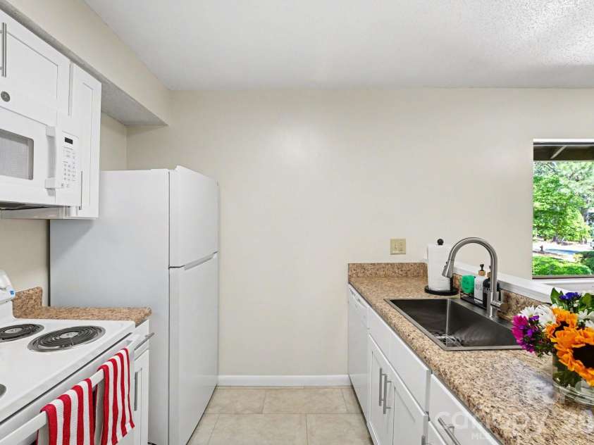 250 Sugar Gum Lane, Pinehurst, NC 28374.  MLS# CAR4376208, YatesRealty ID 22464. Kitchen