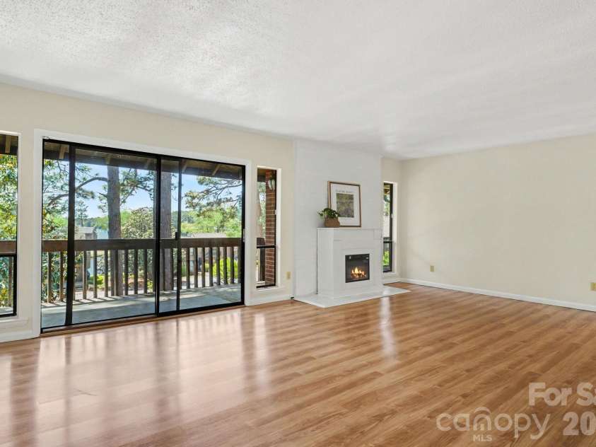 250 Sugar Gum Lane, Pinehurst, NC 28374.  MLS# CAR4376208, YatesRealty ID 22464. Living Space
