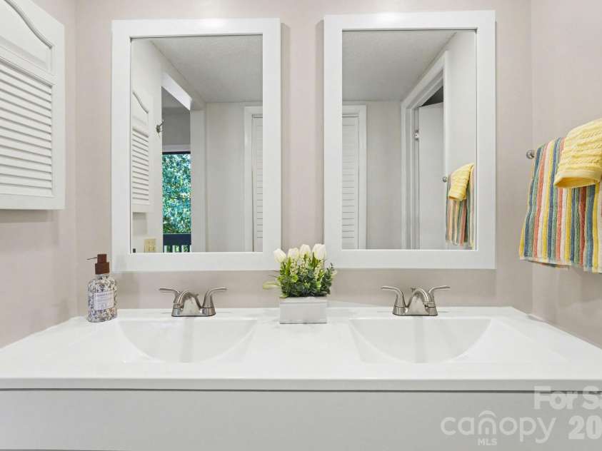 250 Sugar Gum Lane, Pinehurst, NC 28374.  MLS# CAR4376208, YatesRealty ID 22464. Primary Bath
