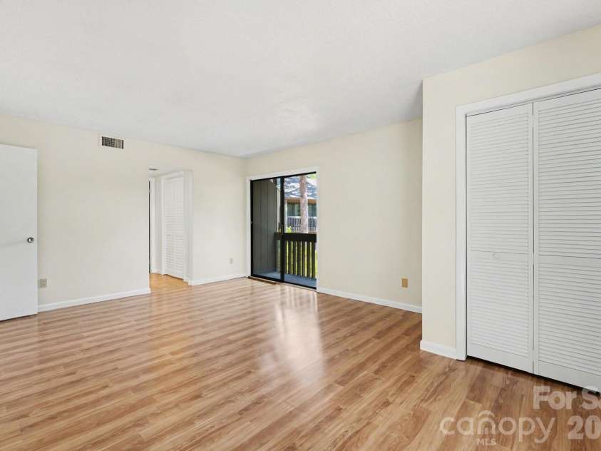 250 Sugar Gum Lane, Pinehurst, NC 28374.  MLS# CAR4376208, YatesRealty ID 22464. Primary Suite