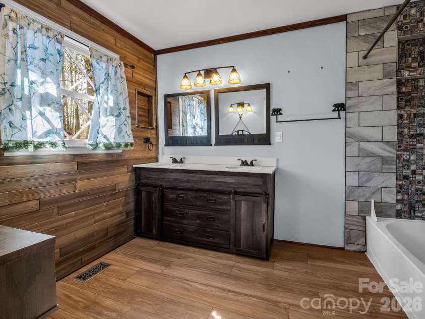 177 Tsisqua Circle, Brevard, NC 28712.  MLS# CAR4341526, YatesRealty ID 22465. Primary bathroom