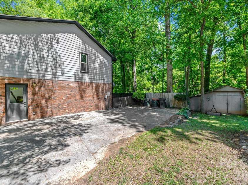204 Swamp Fox Drive, Fort Mill, SC 29715.  MLS# CAR4368341, YatesRealty ID 22466. Long driveway
