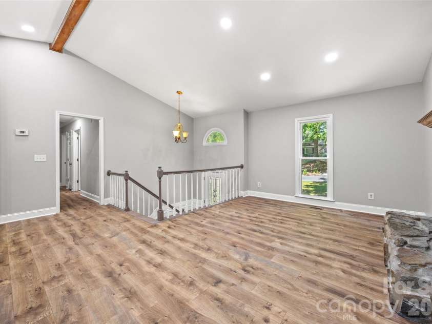 204 Swamp Fox Drive, Fort Mill, SC 29715.  MLS# CAR4368341, YatesRealty ID 22466. Open, bright living area with vaulted ceiling