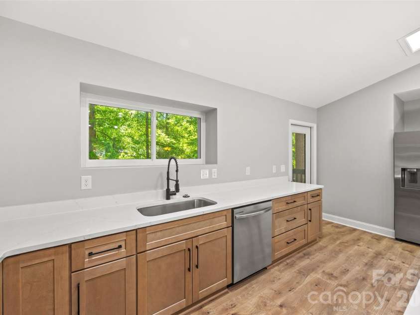 204 Swamp Fox Drive, Fort Mill, SC 29715.  MLS# CAR4368341, YatesRealty ID 22466. Tons of counterspace in this open, bright kitchen