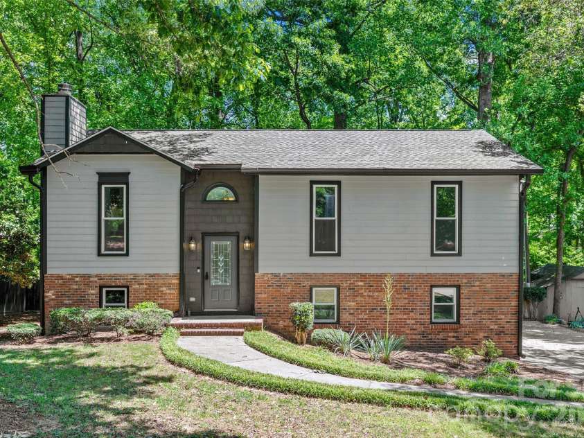 204 Swamp Fox Drive, Fort Mill, SC 29715.  MLS# CAR4368341, YatesRealty ID 22466. Welcome Home!