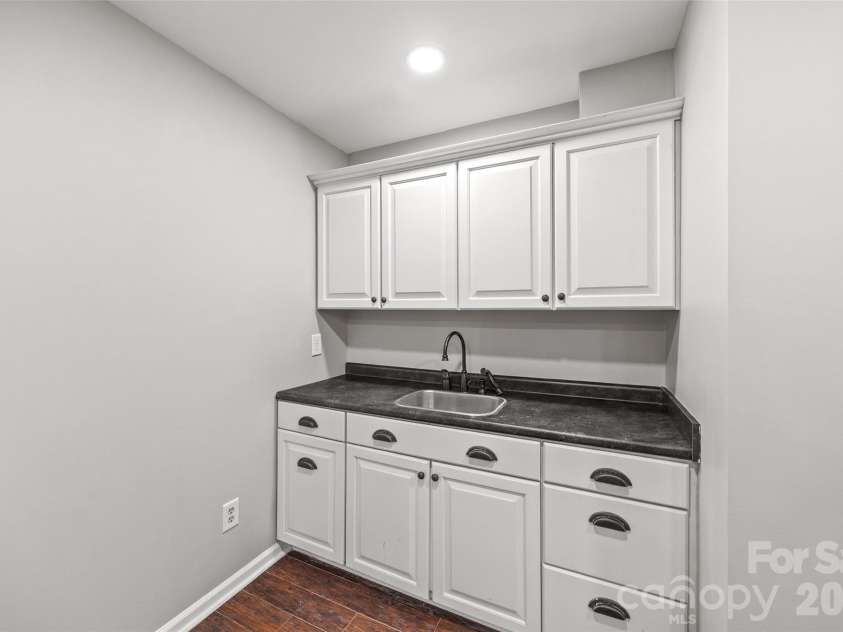204 Swamp Fox Drive, Fort Mill, SC 29715.  MLS# CAR4368341, YatesRealty ID 22466. Wet bar on lower level