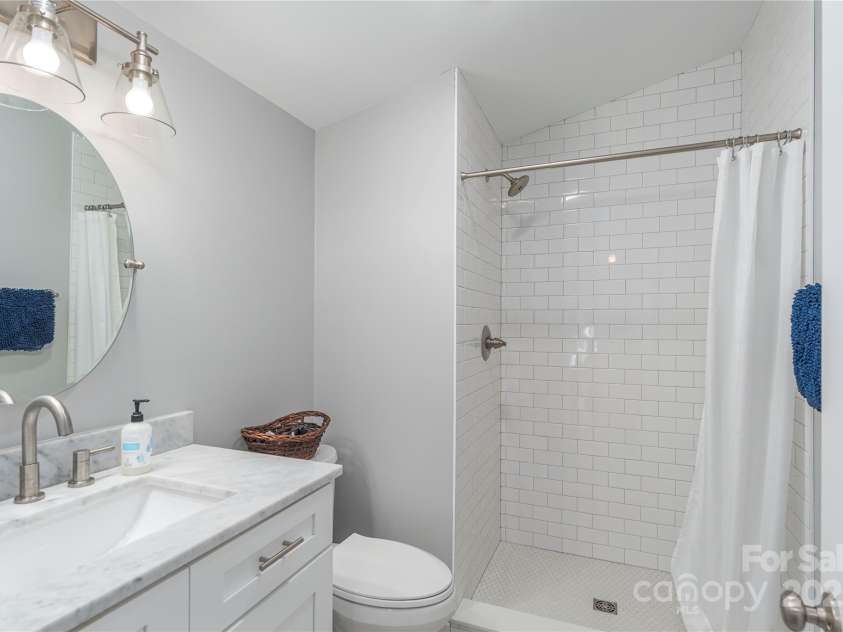 406 Melody Circle, Swannanoa, NC 28778.  MLS# CAR4273532, YatesRealty ID 22466. En-Suite Bathroom