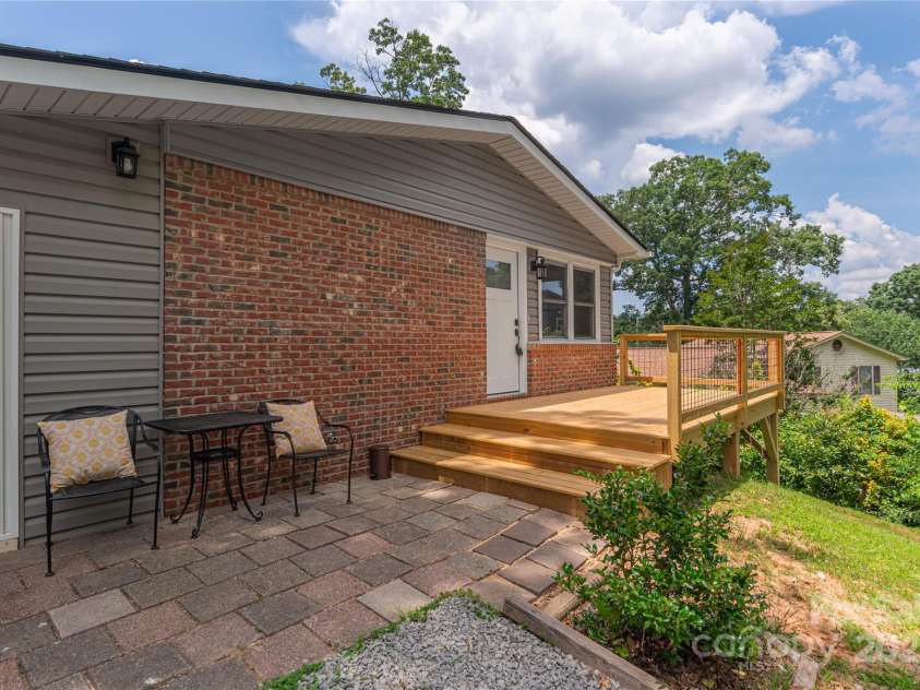 406 Melody Circle, Swannanoa, NC 28778.  MLS# CAR4273532, YatesRealty ID 22466. Front of home with Deck and sliding doors to STR with sitting area