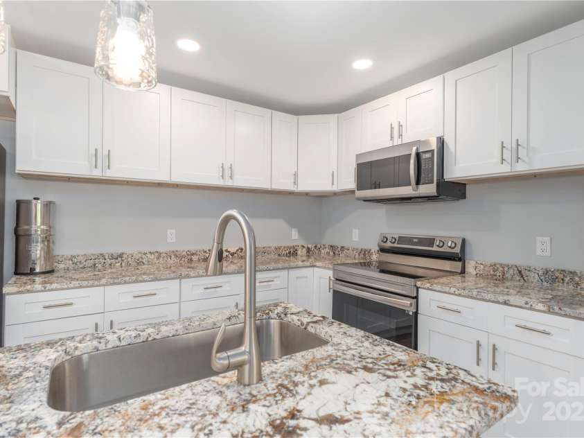 406 Melody Circle, Swannanoa, NC 28778.  MLS# CAR4273532, YatesRealty ID 22466. Kitchen