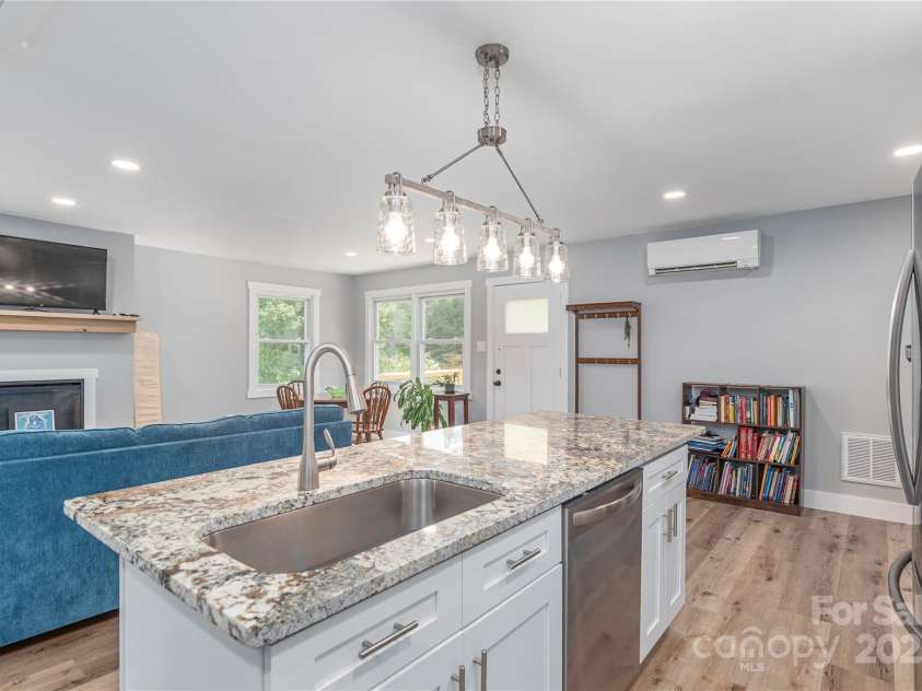 406 Melody Circle, Swannanoa, NC 28778.  MLS# CAR4273532, YatesRealty ID 22466. Open Kitchen space