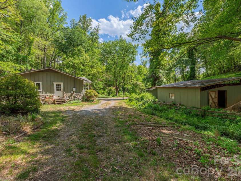 155 Old Starnes Cove Road, Asheville, NC 28806.  MLS# CAR4376505, YatesRealty ID 22467. 