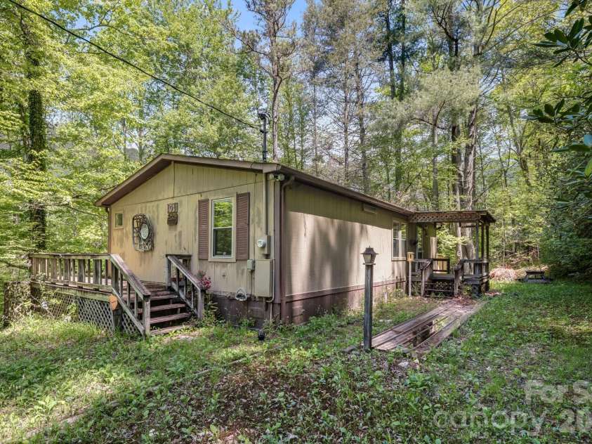 101 Serenity Lane, Clyde, NC 28721.  MLS# CAR4377729, YatesRealty ID 22471. 