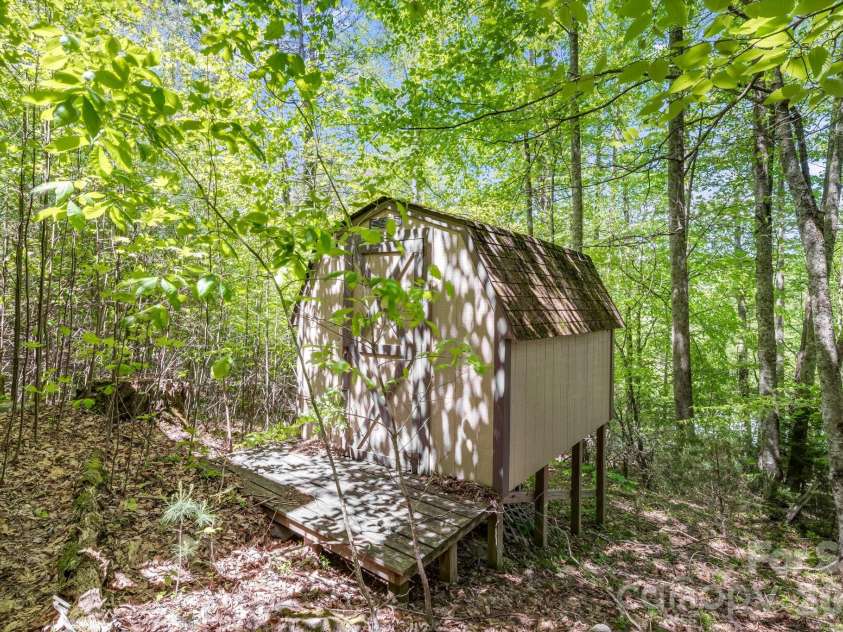 101 Serenity Lane, Clyde, NC 28721.  MLS# CAR4377729, YatesRealty ID 22471. 