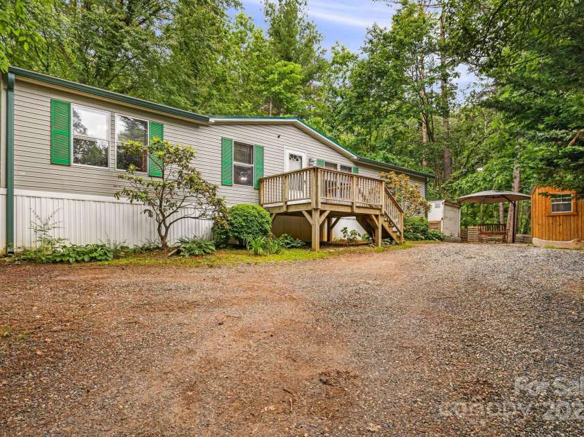 15 Robin Lane, Asheville, NC 28806.  MLS# CAR4254929, YatesRealty ID 22472. 