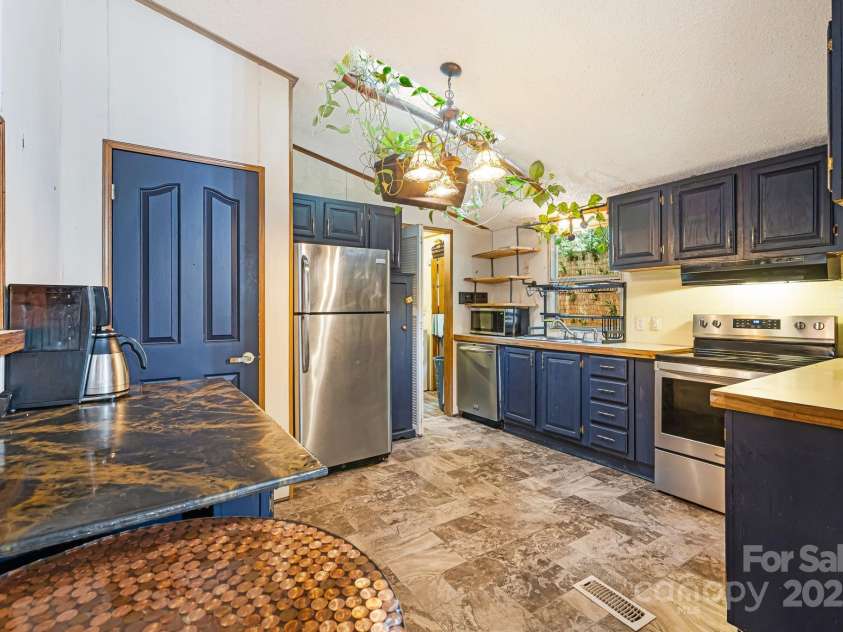 15 Robin Lane, Asheville, NC 28806.  MLS# CAR4254929, YatesRealty ID 22472. 