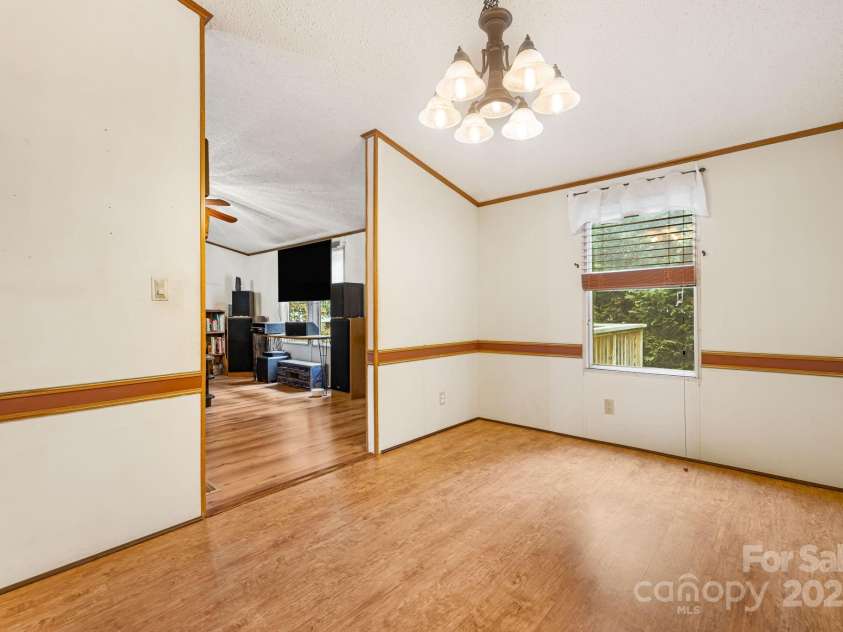 15 Robin Lane, Asheville, NC 28806.  MLS# CAR4254929, YatesRealty ID 22472. 