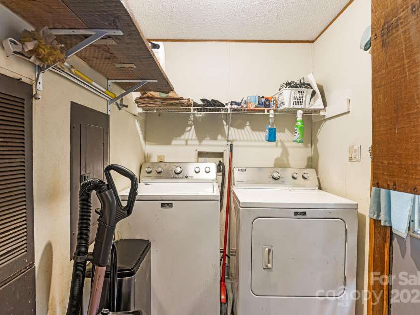 15 Robin Lane, Asheville, NC 28806.  MLS# CAR4254929, YatesRealty ID 22472. 