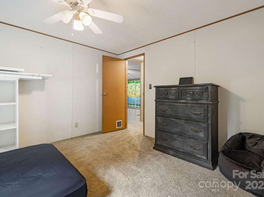 15 Robin Lane, Asheville, NC 28806.  MLS# CAR4254929, YatesRealty ID 22472. 