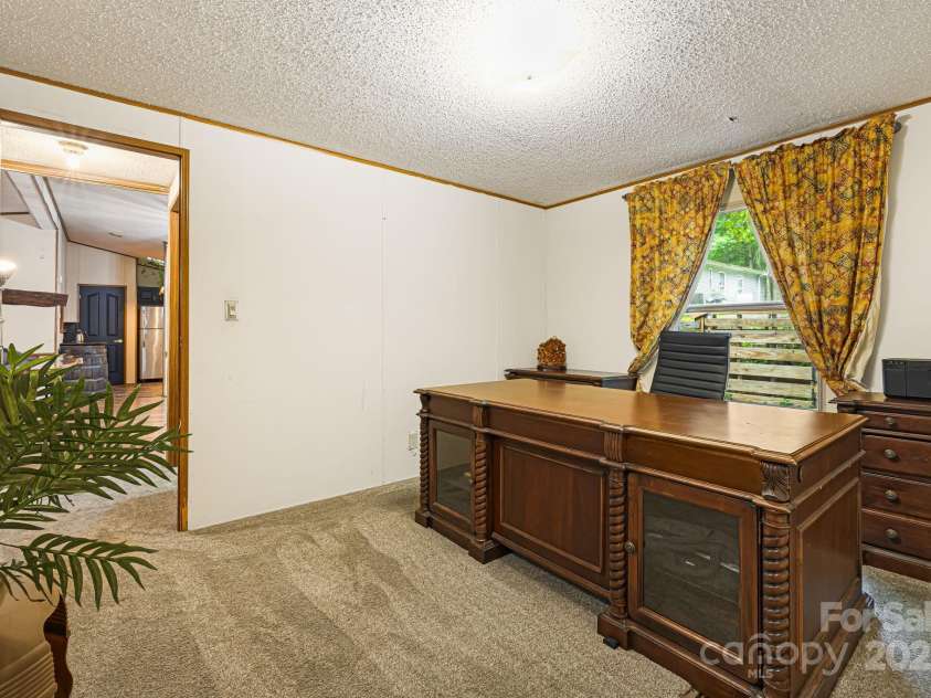 15 Robin Lane, Asheville, NC 28806.  MLS# CAR4254929, YatesRealty ID 22472. 