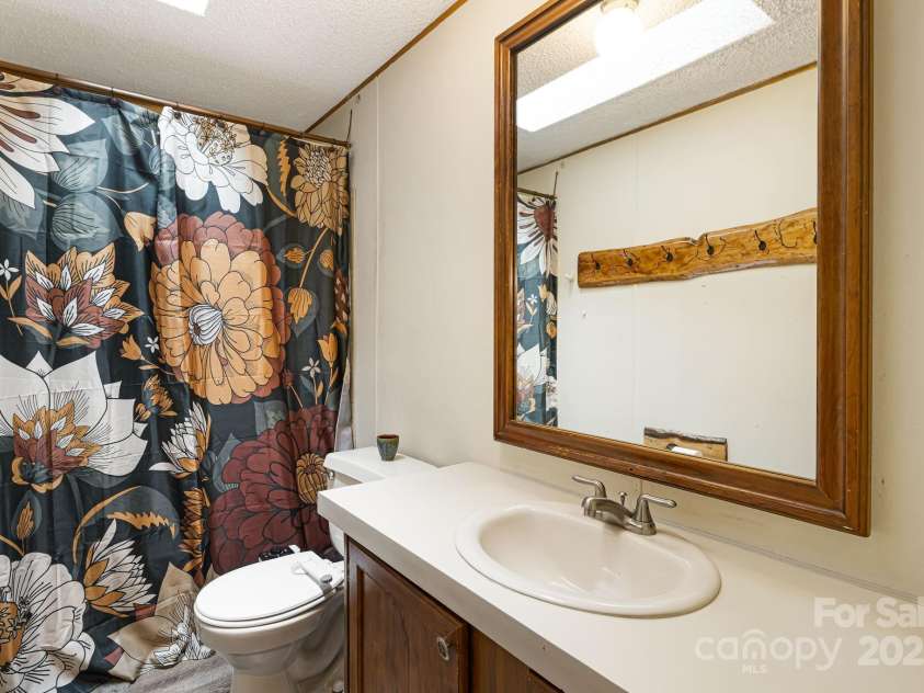 15 Robin Lane, Asheville, NC 28806.  MLS# CAR4254929, YatesRealty ID 22472. Full Bath in Hallway