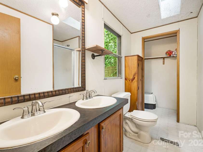 15 Robin Lane, Asheville, NC 28806.  MLS# CAR4254929, YatesRealty ID 22472. Primary ensuite Bathroom
